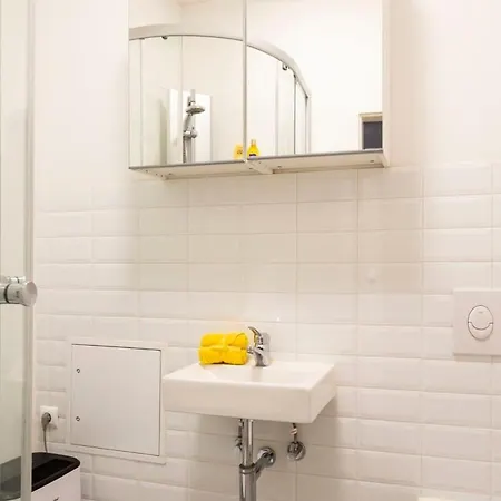 Cosy Two Br Self Checkin Street Parking *