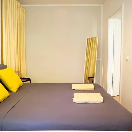 Cosy Two Br Self Checkin Street Parking Appartement